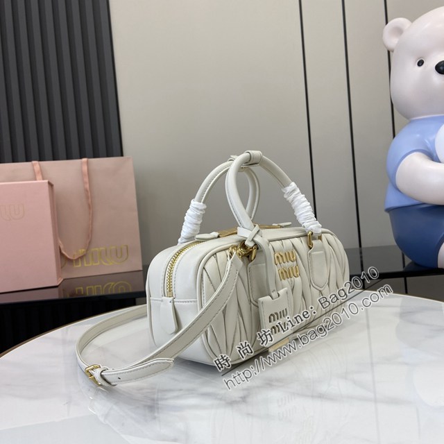 miumiu繆繆專櫃最新款小羊皮保齡球包手提肩背包 jh2540型號：5BB142